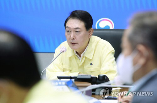 윤석열 대통령이 10일 오전 서울 정부서울청사 중앙재난안전상황실 서울상황센터에서 열린 하천홍수 및 도심침수 대책회의를 주재하고 있다. <대통령실통신사진기자단>